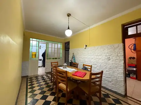 Casa 4 ambientes con 2 baños