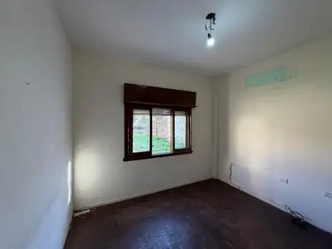 Amplia Casa con Buena Distribución