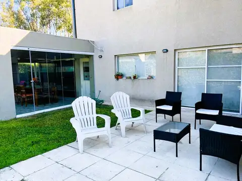 Casa en Alquiler con 2 cocheras
