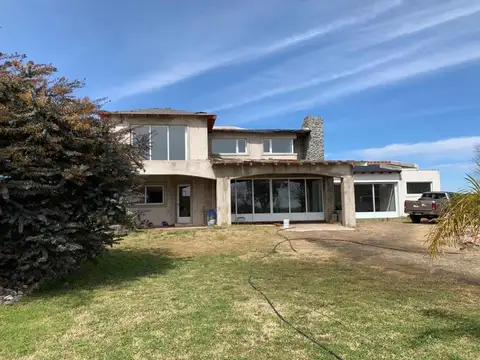 Casa en venta - 3 Dormitorios 2 Baños - Cocheras - Saladillo