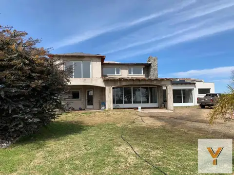 Casa en venta - 3 Dormitorios 2 Baños - Cocheras - Saladillo