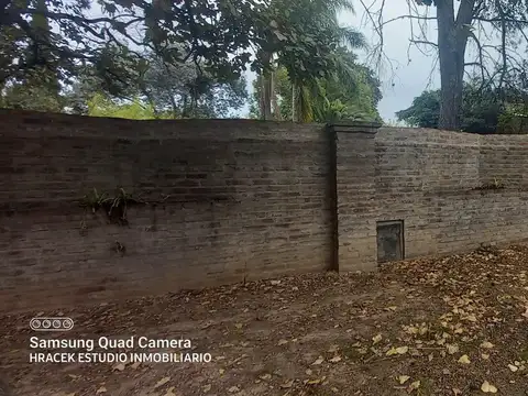 Casa con muy amplio lote en Villa Udaondo