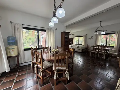Casa en Venta con 4 cocheras
