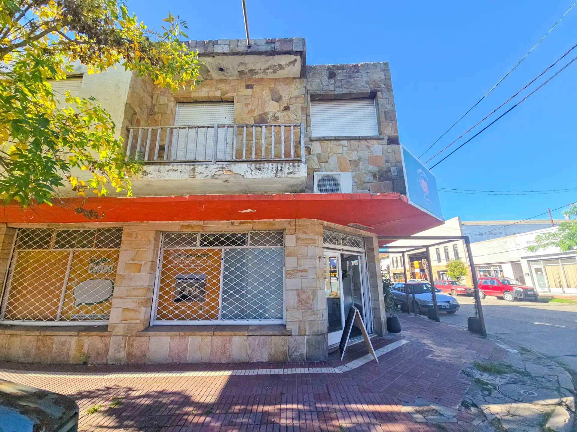 Chalet 3 amb + Depto 3 amb. + 2 Locales-12 de Octubre y Savio
