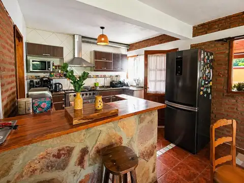 Casa 9 ambientes con 3 baños