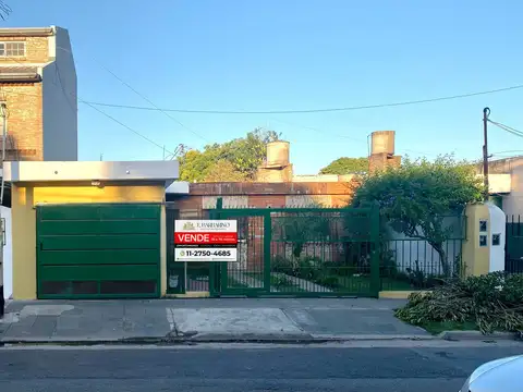 Casa 4 ambientes - Terreno en venta en Berazategui Centro - 2 CASAS