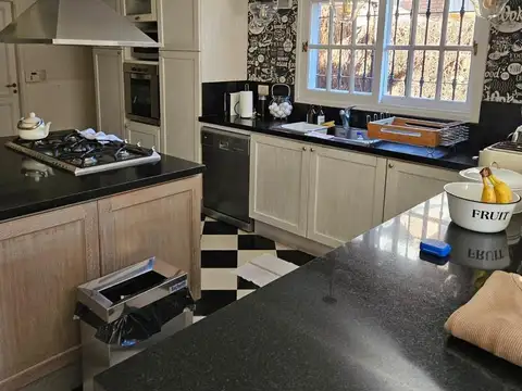 Casa 5 ambientes con 3 baños