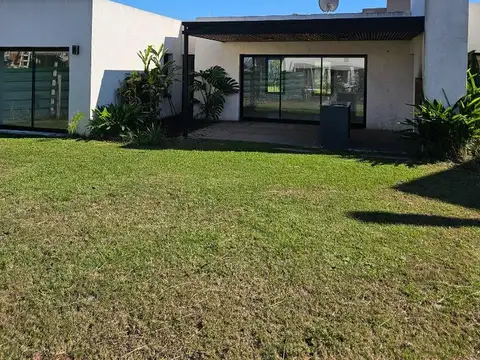 Santo Tomas - Mariano Acosta 3098