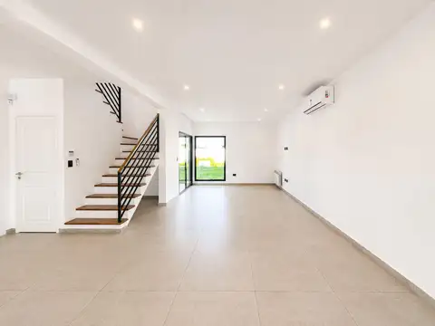Casa 4 ambientes con 2 baños
