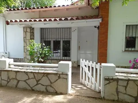Casa 4amb, patio y local/deposito o garage para dos autos