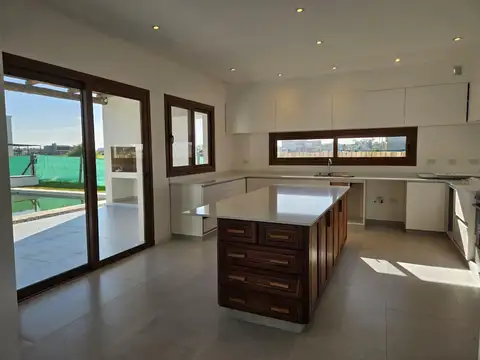 Casa 6 ambientes con 3 baños