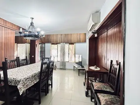 Casa 11 ambientes con 2 baños