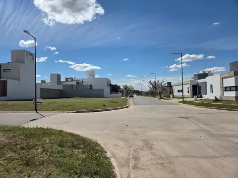 Lote en docta boulevard zona super consolidada