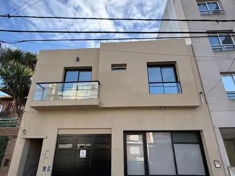 PH 5 ambientes a la calle con garage y local - Reciclado