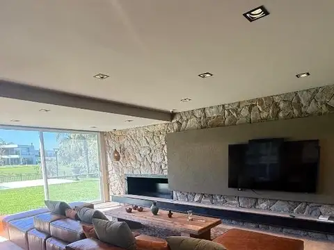 Casa en Venta con 4 cocheras
