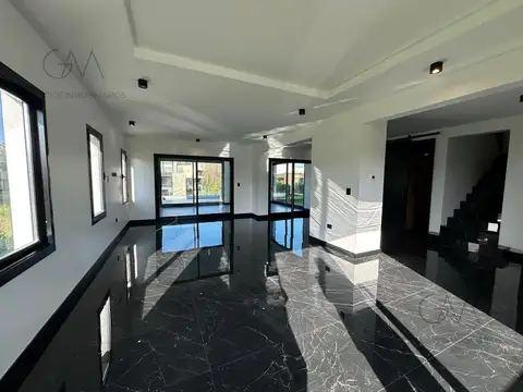 Casa 6 ambientes con 4 baños