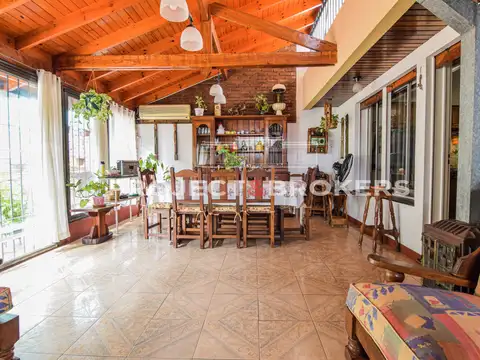 Casa en Venta con 3 cocheras