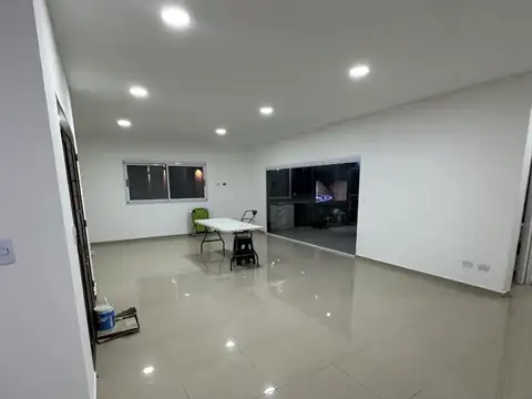 HERMOSA CASA 4 AMB. TODO EN PB CON QUINCHO, PARQUE Y PISCINA A ESTRENAR BARRIO SANTO DOMINGO C/LAGUN