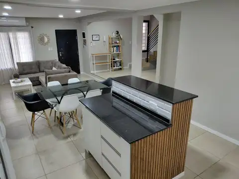 Casa 4 ambientes con 2 baños