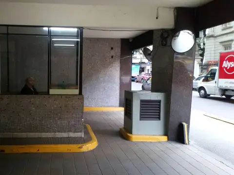 Cochera amplia en Barrio Norte