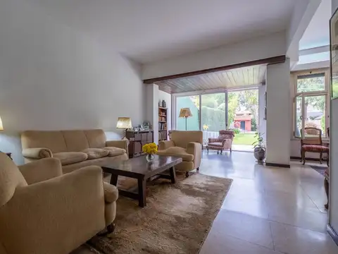 Casa en Venta con 2 cocheras