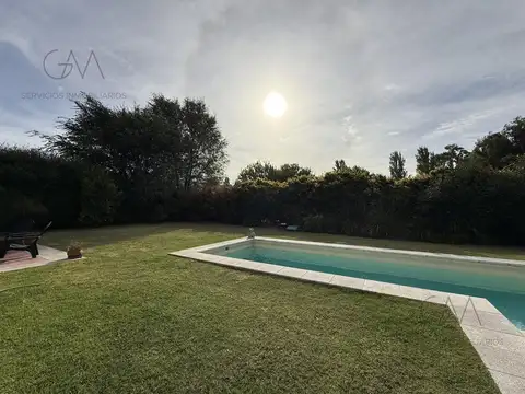 Casa en Alquiler con 2 cocheras