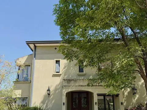 Venta de Casa 3 dormitorios Yerba Buena con pileta