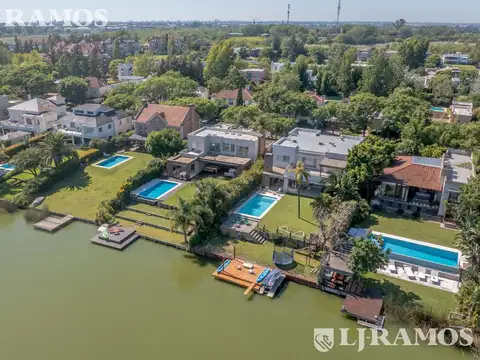 Casa en Alquiler con 2 cocheras