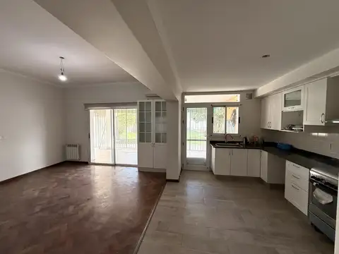 Casa en Venta de 5 amb. Patio con quincho y parrilla. Barrio Siderca Centro Campana