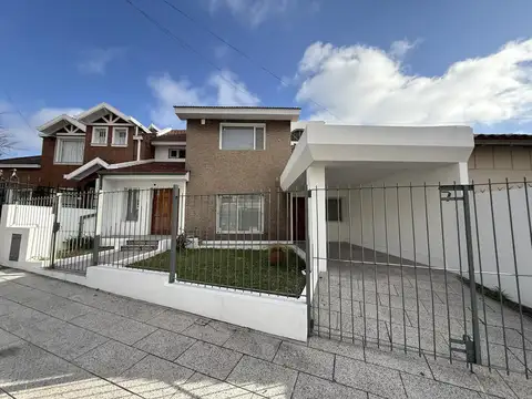 Casa en Venta de 5 amb. Patio con quincho y parrilla. Barrio Siderca Centro Campana