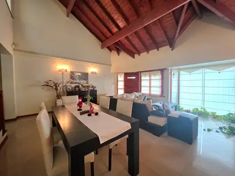 Casa 5 ambientes con 2 baños