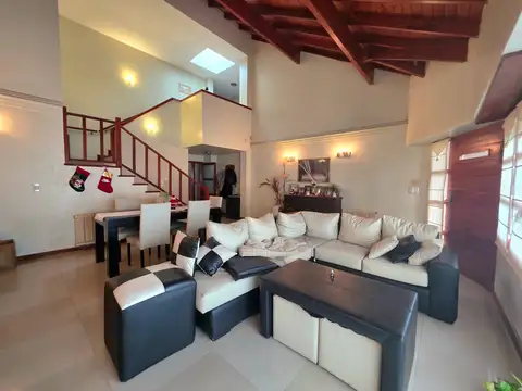 Casa en Venta con 5 cocheras