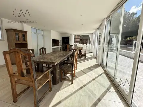 Casa en Alquiler con 2 cocheras