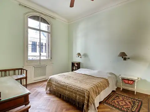 Departamento Francés en Plena Recoleta – PB Única de 6 Ambientes con patio