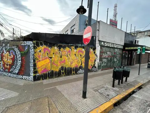 VIVIENDA EN PLANTA ALTA FRENTE CON 2 LOCALES, Y 3 COCHERAS!