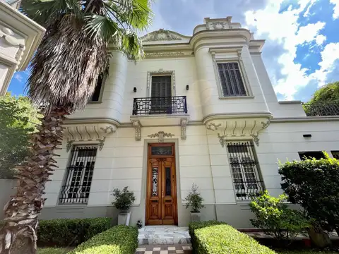 Casa en venta - 4 Dormitorios 4 Baños - Lomas de Zamora