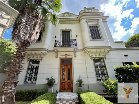 Casa en venta - 4 Dormitorios 4 Baños - Lomas de Zamora