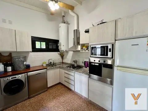 Casa en venta - 4 Dormitorios 4 Baños - Lomas de Zamora