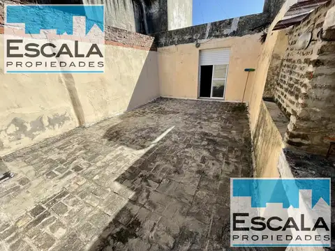 CASA PH EN PLANTA ALTA DE UN DORMITORIO CON PATIO EN VENTA Y ALQUILER ARROYITO