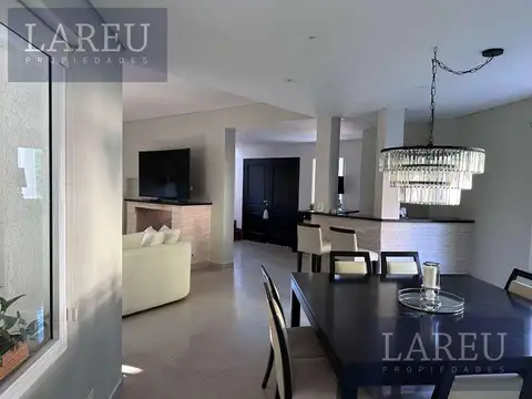 Casa en Alquiler Temporal con 4 cocheras