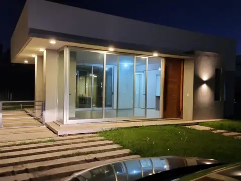 Casa en Venta en Countries y Barrios Cerrados en Guillermo Hudson, USD 260.000