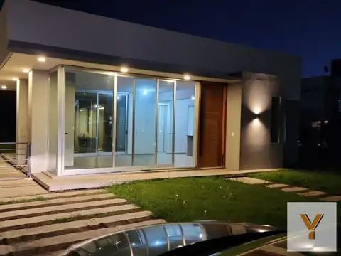 Casa en venta - 3 Dormitorios 4 Baños - Cochera - 650Mts2 - Hudson