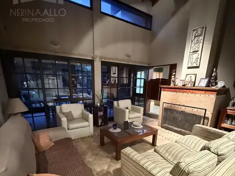 Casa en Venta con 2 cocheras