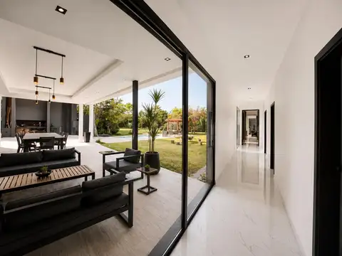 Casa en Alquiler con 6 cocheras