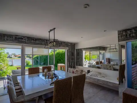 Casa en Venta con 3 cocheras