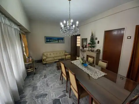 CASA DE 4 AMBIENTES CON COCHERA Y PATIO CON PILETA