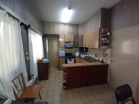 CASA DE 4 AMBIENTES CON COCHERA Y PATIO CON PILETA