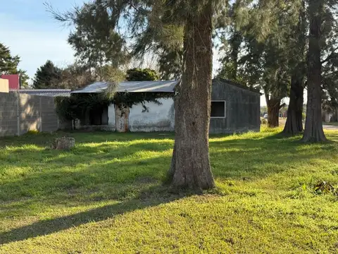 Lote, Construcción y arboladoen esquina Pueblo G.B. 750 m²..