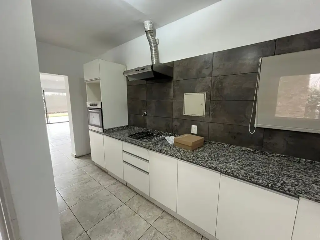 Casa - 200  m² Cubierta | 3 dormitorios | 8 años | 2 baños | 4 ambientes | 2 cocheras