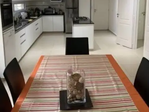 Casa 4 ambientes con 4 baños